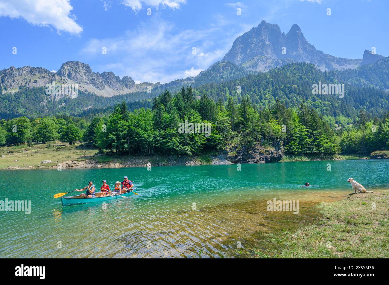 Francia, Pirenei Atlantiques, Bearn, famiglia in canoa sul lago Bious Artigues in un pomeriggio estivo e vista del PIC du Midi d'Ossau Foto Stock
