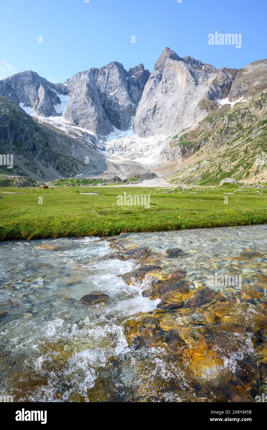 Francia, Hautes Pyrenees, torrente di montagna e vista di Vignemale (3298 m) Foto Stock