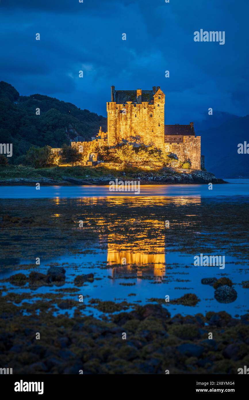 Regno Unito, Scozia, regione delle Highlands, contea di Ross & Cromarty, castello di Eilean Donan, castello all'ingresso di Loch Duich Foto Stock