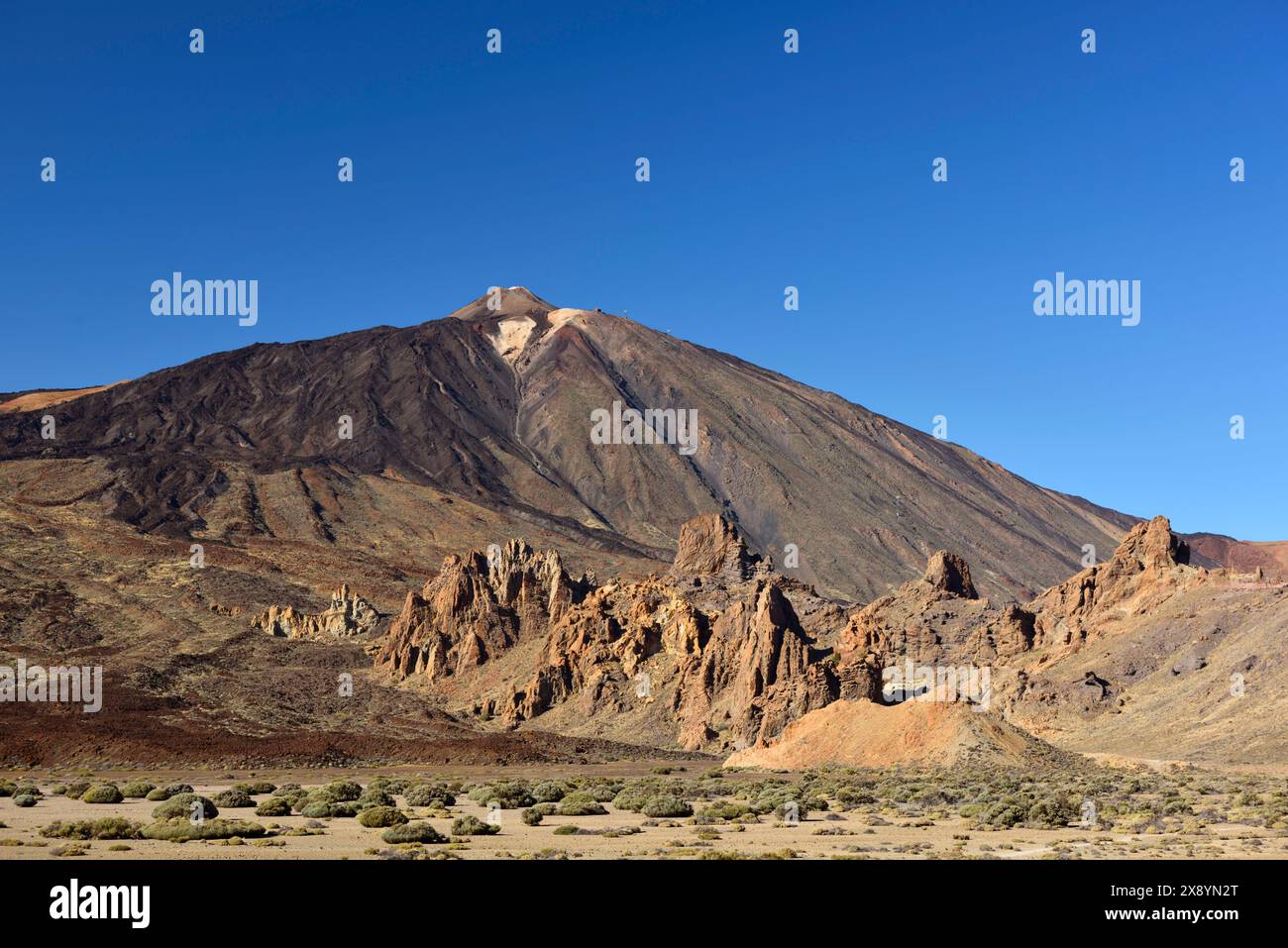 Spagna, Isole Canarie, Tenerife, Parco Nazionale del Teide, dichiarato Patrimonio dell'Umanità dall'UNESCO, Roques de Garcia, Cinchado Rock ai piedi del vulcano Tei Foto Stock