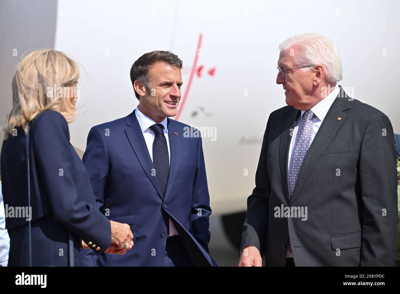 Greven, Germania. 28 maggio 2024. Il presidente federale Frank-Walter Steinmeier (r), Emmanuel Macron, presidente della Francia, e Brigitte Macron, moglie del presidente della Francia, parlano all'aeroporto di Münster/Osnabrück. Il presidente francese Macron e sua moglie sono in visita di Stato di tre giorni in Germania su invito del presidente federale Steinmeier. Credito: David Inderlied/dpa/Alamy Live News Foto Stock