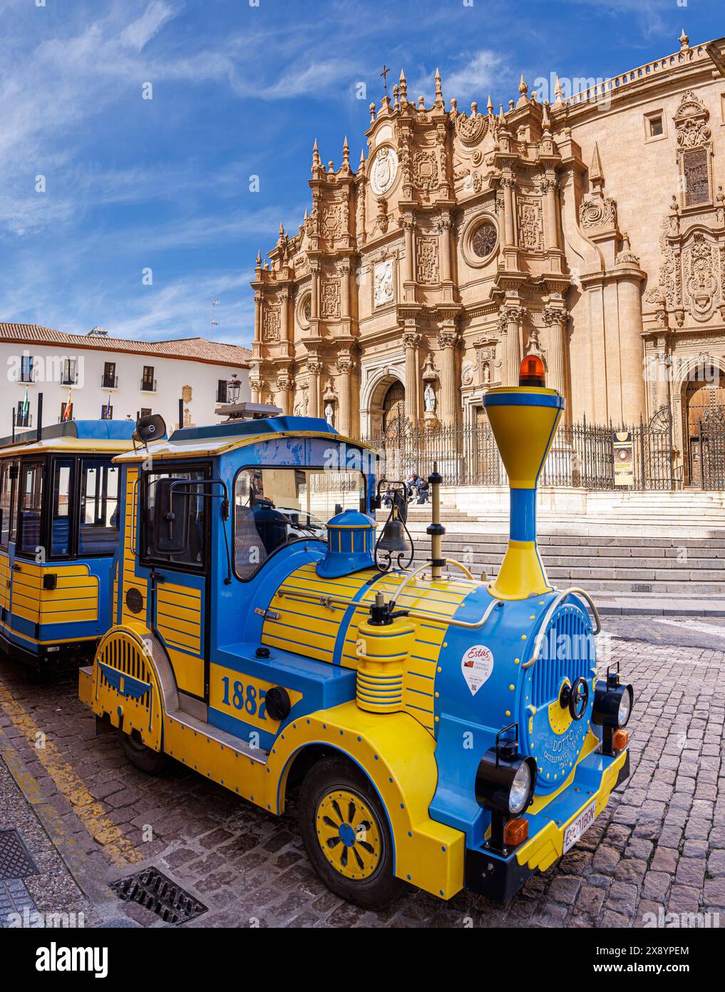 Spagna, Andalusia, Guadix, treno turistico prima della cattedrale Foto Stock