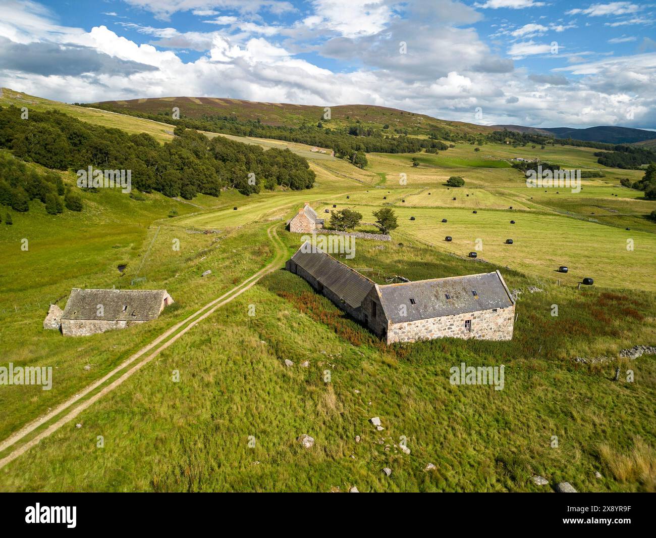 Scozia, Highlands, Cairngorms National Park, Ballater, fattoria nella campagna intorno a Gairnshiel Lodge (vista aerea) Foto Stock