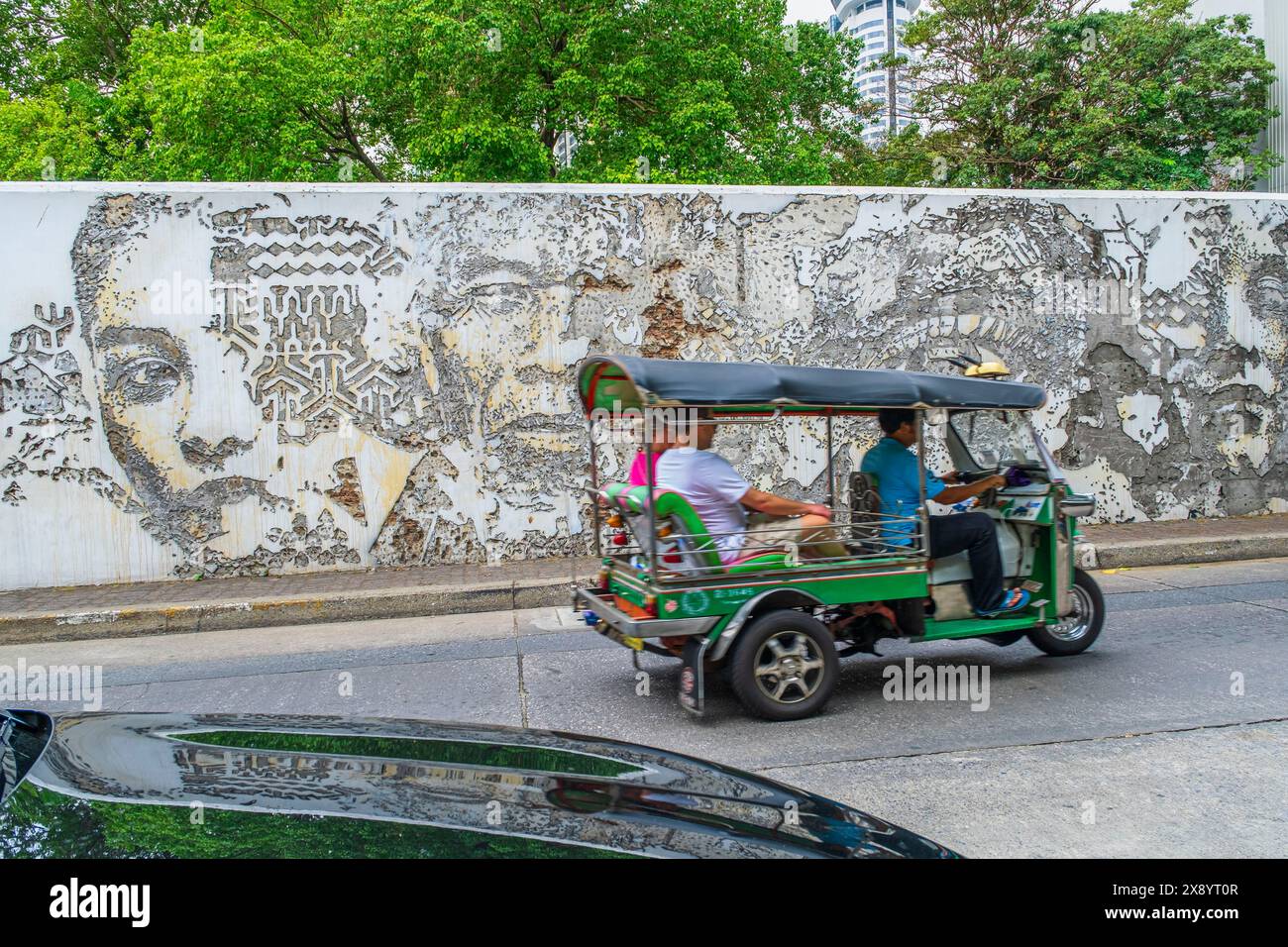 Thailandia, Bangkok, quartiere di Bang Rak, opera dell'artista portoghese Alexandre Farto, alias Vhils, utilizzando la tecnica Scratching the Surface su una delle t Foto Stock