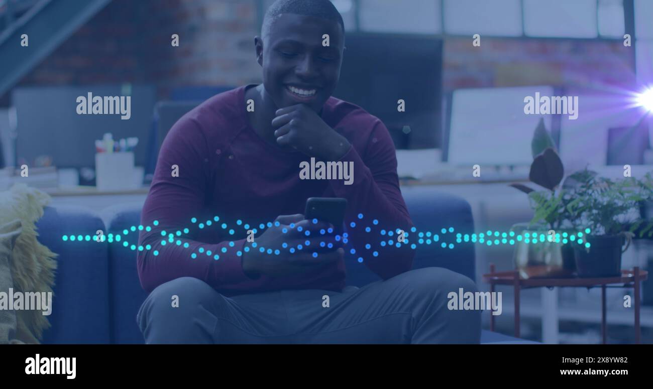 Immagine dell'elaborazione dei dati musicali su un uomo afroamericano con smartphone Foto Stock