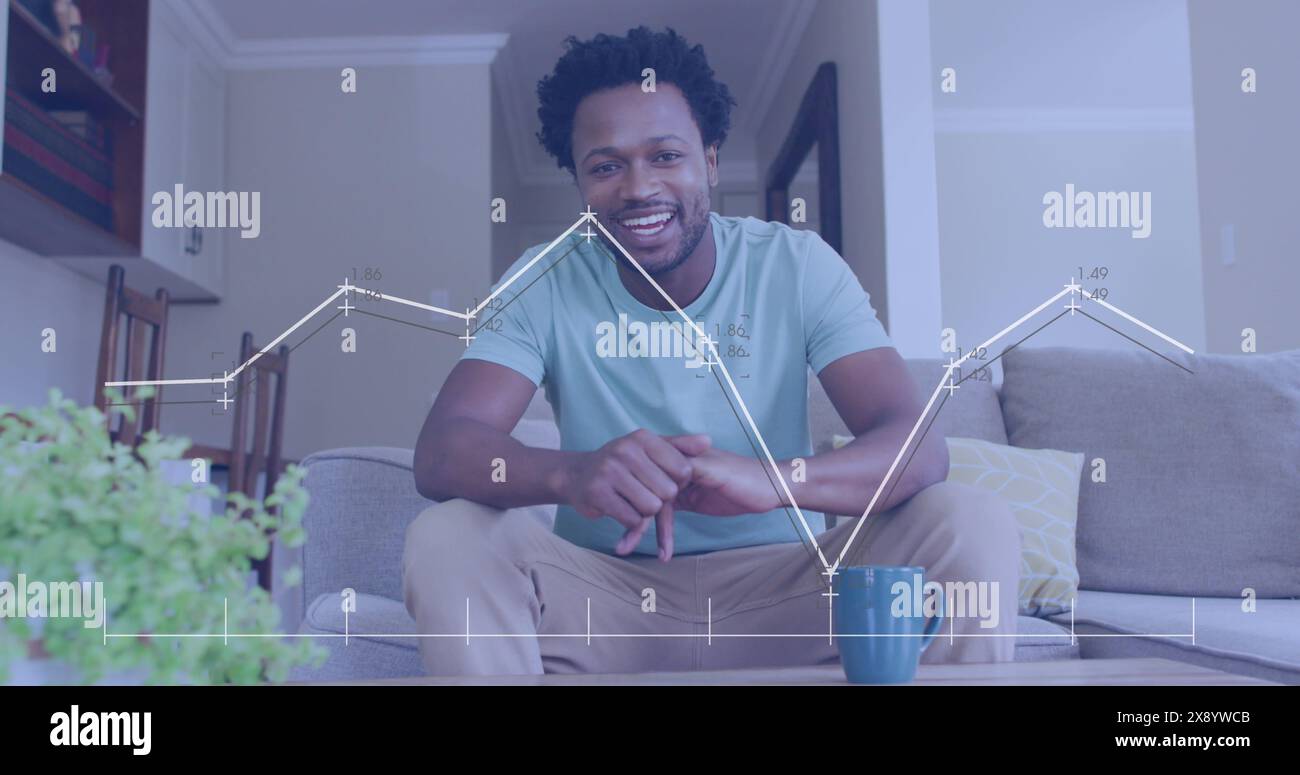Immagine dell'elaborazione dei dati su un uomo afroamericano sorridente e che parla guardando la telecamera Foto Stock