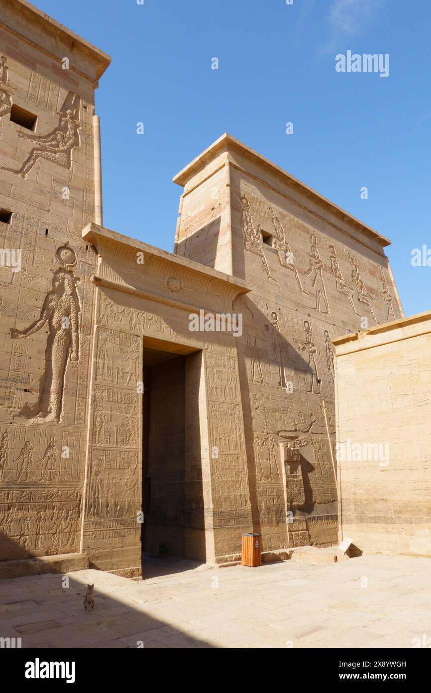 Pilone, complesso del Tempio di Philae, isola Agilkia, bacino idrico della diga di Assuan. Luogo di sepoltura di Osiride. Egitto Foto Stock