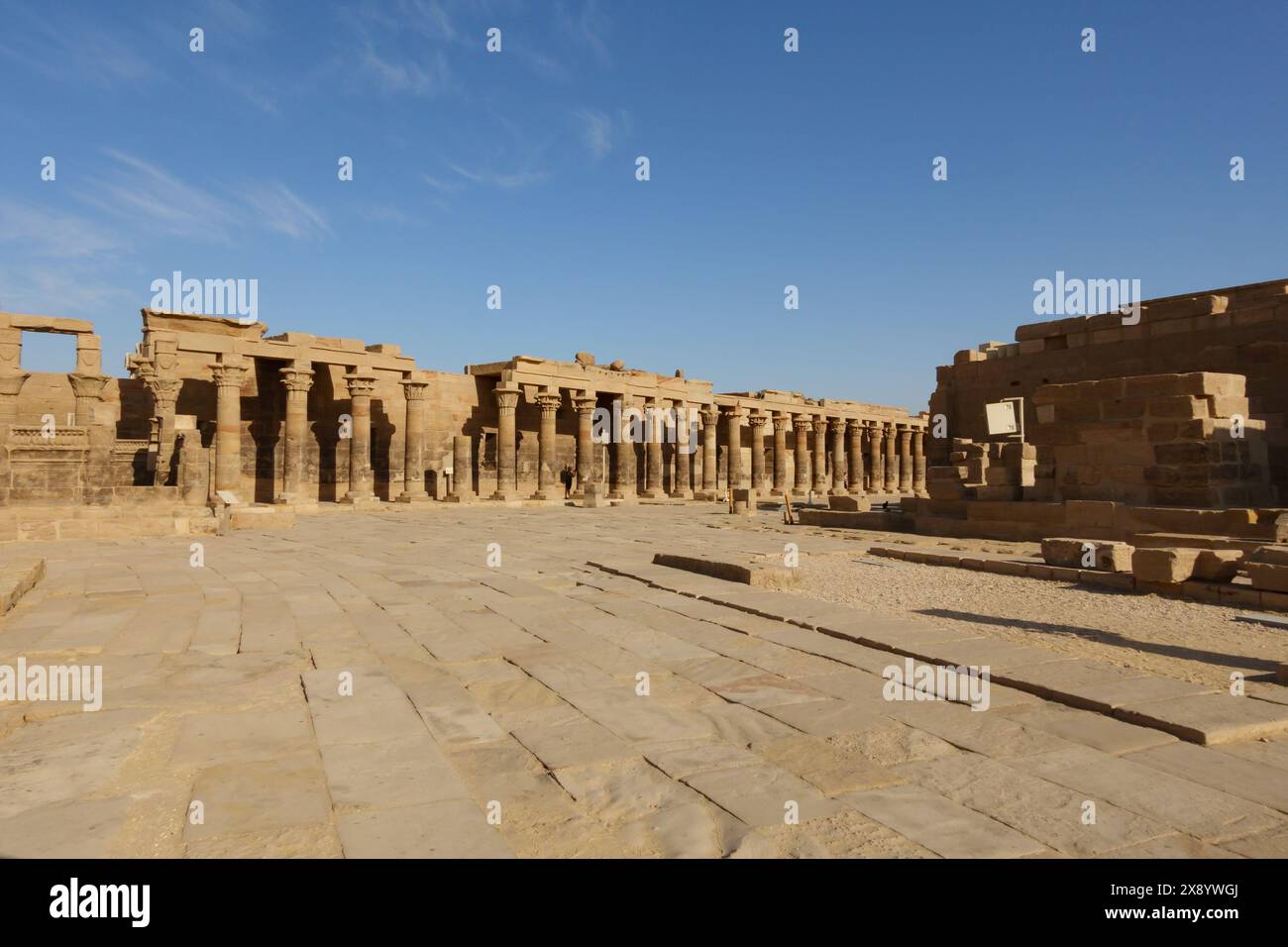 Colonnati Tempio di Arsenophis cortile. Complesso del Tempio di Philae, isola Agilkia, bacino idrico della diga di Assuan. Luogo di sepoltura di Osiride. Egitto Foto Stock