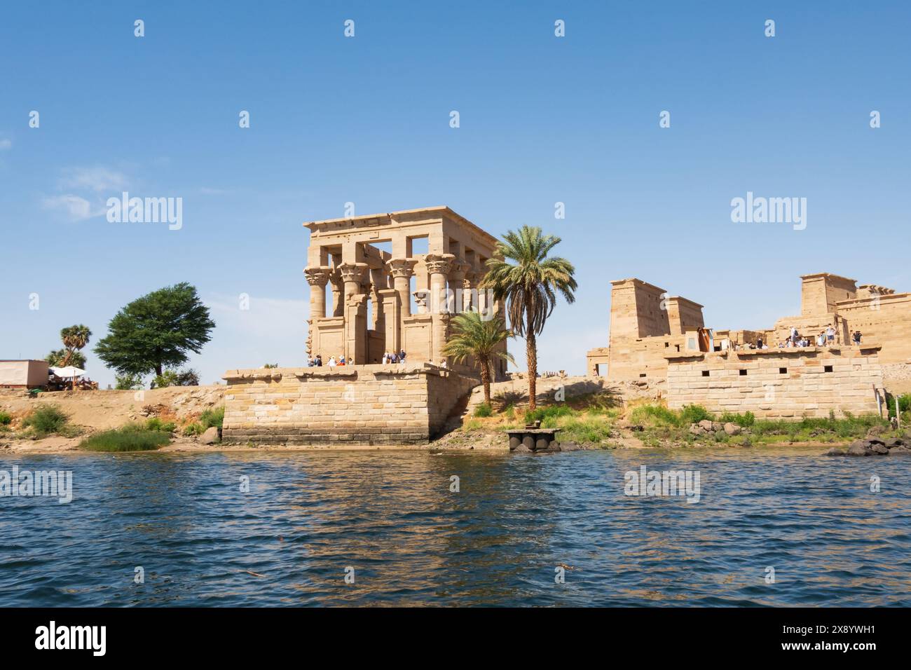 Chiosco Traiano, complesso del tempio di file, isola Agilkia, bacino idrico della diga di Assuan. Luogo di sepoltura di Osiride. Egitto Foto Stock