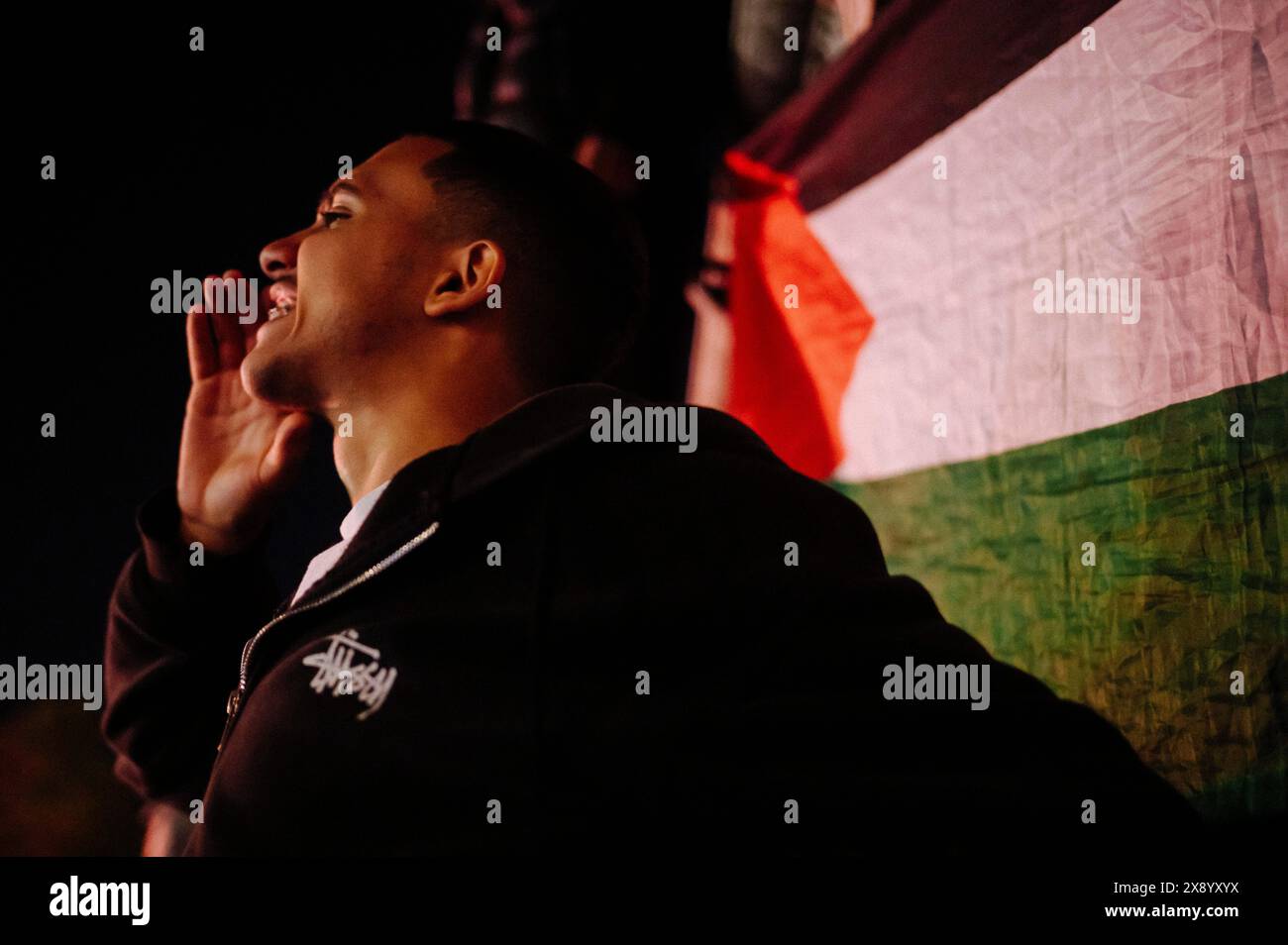 Jan Schmidt-Whitley/le Pictorium - dimostrazione a sostegno della Palestina - 27/05/2024 - Francia / Parigi / Parigi - Un giovane di fronte a una bandiera palestinese. Oltre 10.000 persone si sono riunite spontaneamente a Parigi in seguito al bombardamento dell'esercito israeliano di una zona umanitaria a Rafah nella Striscia di Gaza, uccidendo decine di civili e bambini nel campo di Tell al-Sultan gestito dall'UNRWA. Foto Stock