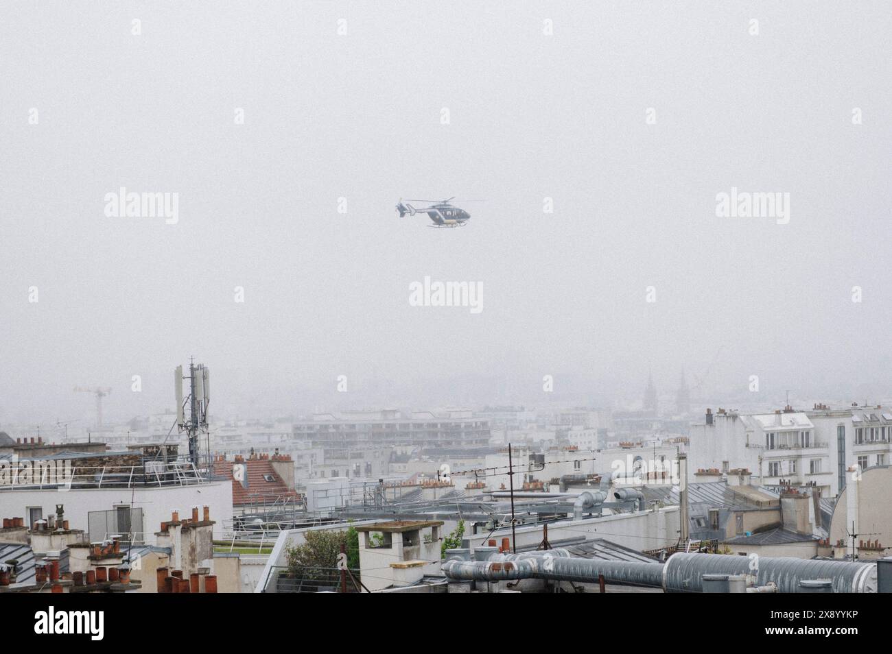 © Jan Schmidt-Whitley/le Pictorium/MAXPPP - Parigi 28/05/2024 Jan Schmidt-Whitley/le Pictorium - 28/05/2024 - Francia/Parigi/Parigi - la prefettura di polizia di Parigi a prevenu que 4 a 5 vols d'elicottertere vont avoir lieu chaque jour entre 8h30 et 19h du 27 au 31 mai. Un dispositif qui s'inscrit dans la preparation des Jeux Olympiques de Paris qui se tiendront du 26 juillet au 11 aout prochain. - Valeurs ACtuelles Out, no jdd, jdd out, RUSSIA OUT, NO RUSSIA #norussia/28/05/2024 - Francia/Parigi/Parigi - la Prefettura di polizia di Parigi ha avvertito che da 4 a 5 voli in elicottero non lo saranno Foto Stock