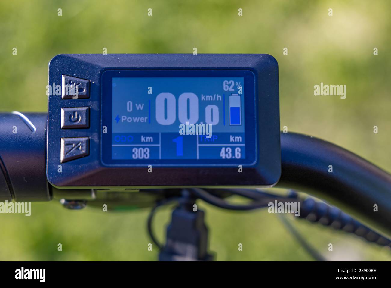 attività, odometro per bicicletta, installazione odometro per bicicletta, bicicletta, bicicletta, nero, pulsante, caucasico, controllo del contachilometri, controllo del tachimetro, co Foto Stock