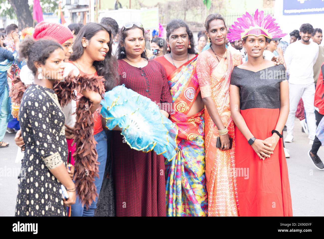 Chennai, Tamilnadu India - giugno 25 2023 : Vista posteriore del gruppo di persone con orgoglio bandiera arcobaleno e striscioni nella sfilata dell'orgoglio. Foto Stock