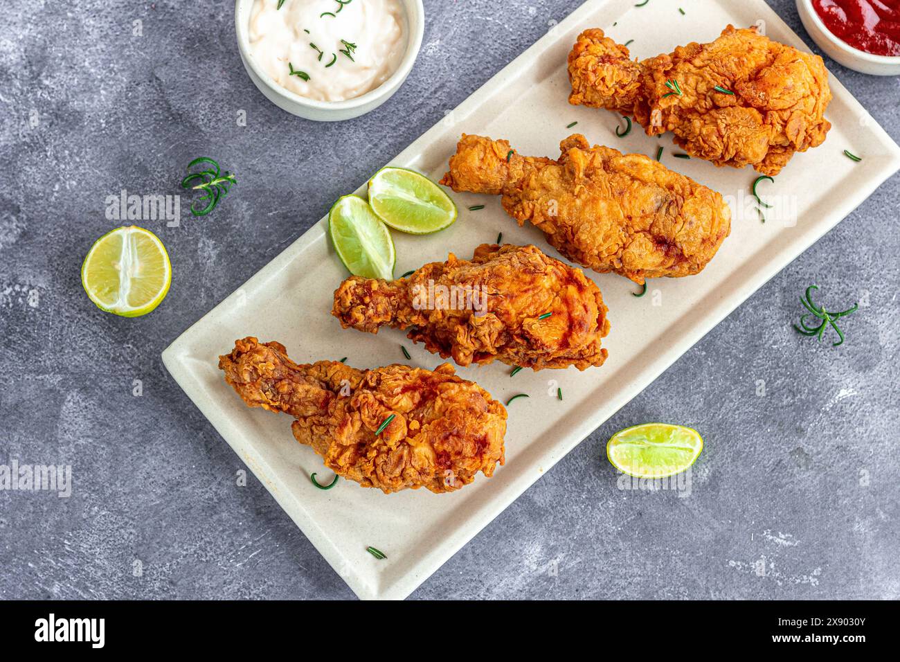Bastoncini di pollo fritti croccanti con condimenti foto di pollo fritto dall'alto Foto Stock