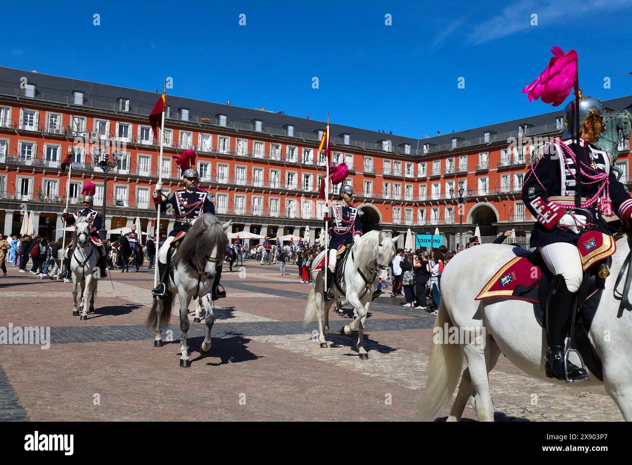 Madrid, Spagna - 8 aprile 2024: Corazzieri della Guardia reale in uniforme tradizionale in Plaza Mayor a Madrid Foto Stock