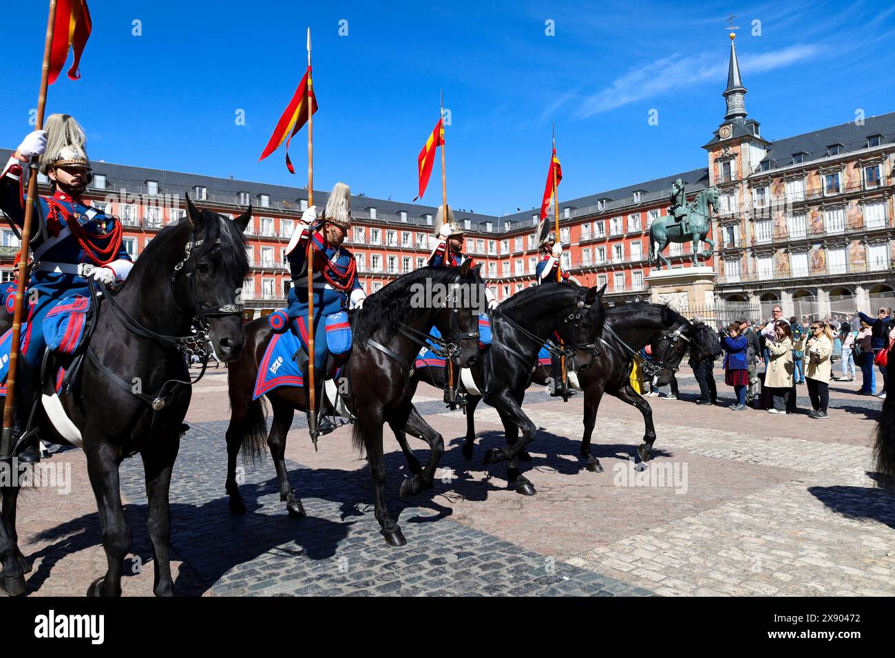 Madrid, Spagna - 8 aprile 2024: Corazzieri della Guardia reale in uniforme tradizionale in Plaza Mayor a Madrid Foto Stock