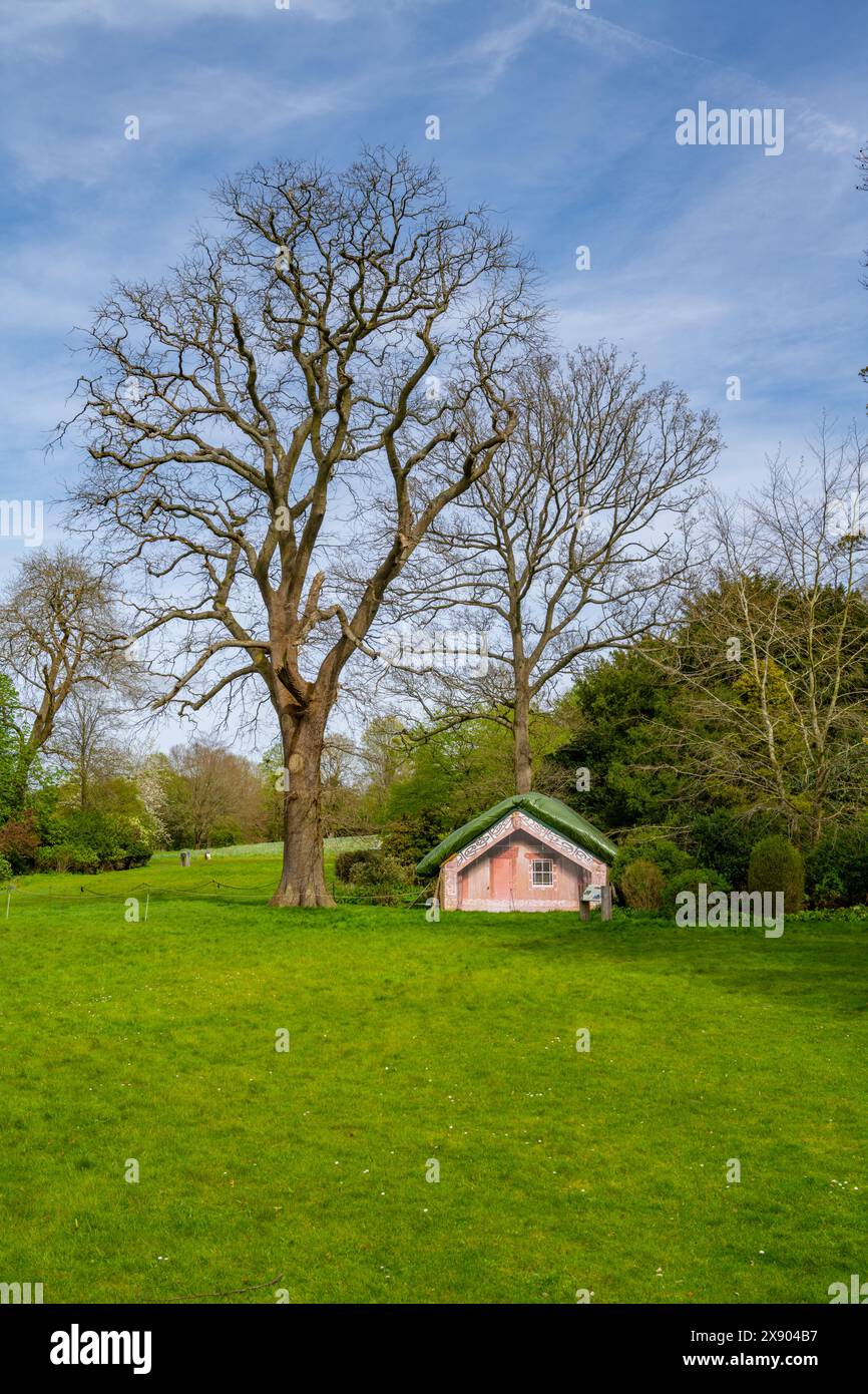 Hinemehi, una sala riunioni del XIX secolo, trasportata dalla nuova Zelanda all'Inghilterra dal Mᾱori conte di Onslow a Clandon Park Foto Stock