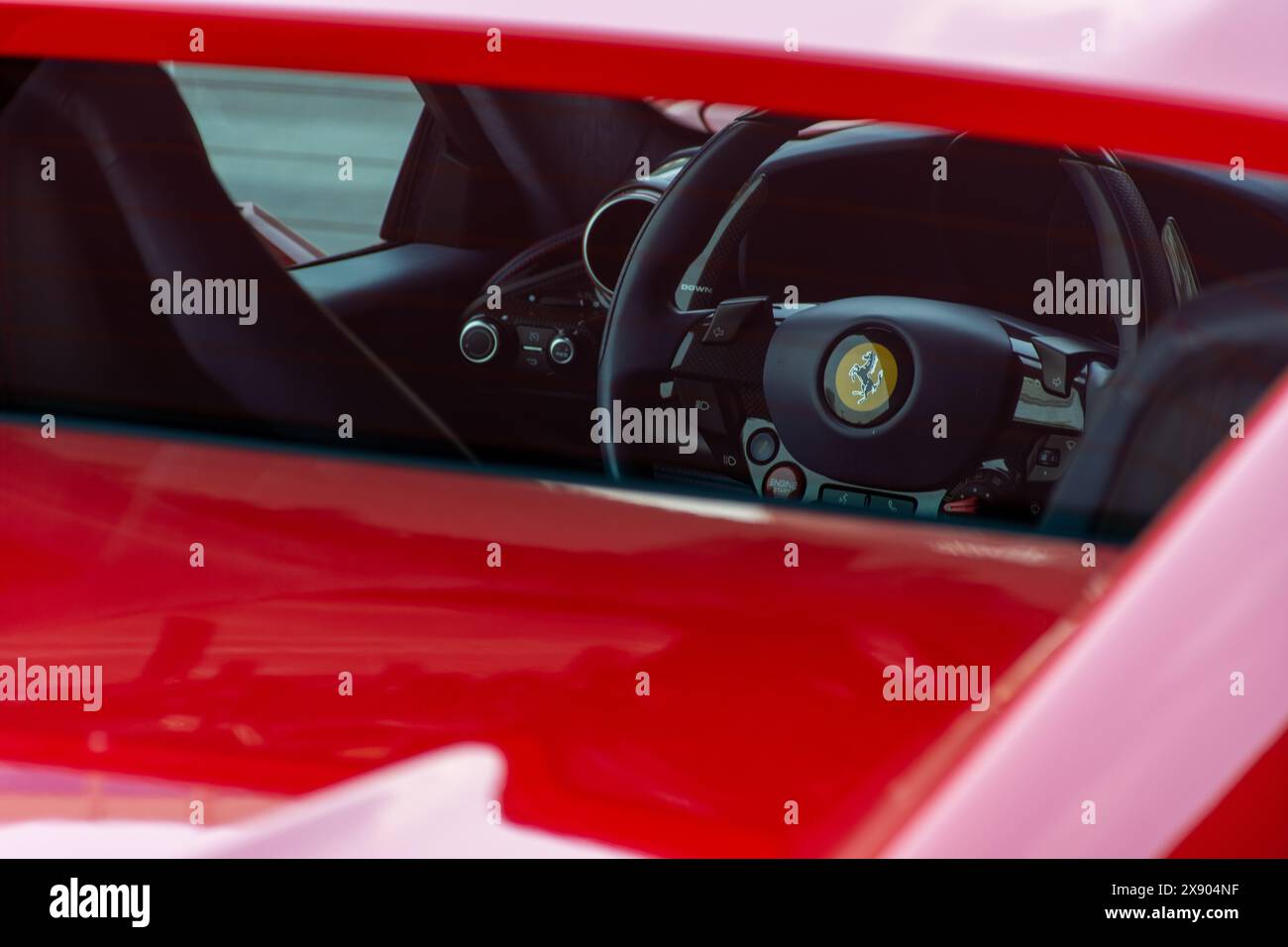 Primo piano del logo Ferrari sul volante. Foto Stock