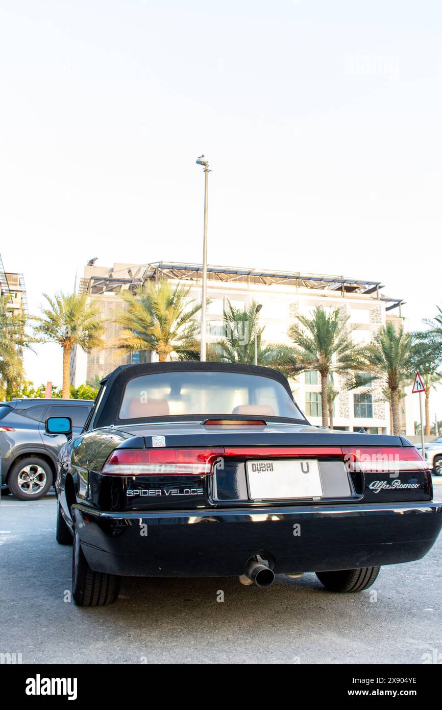 Primo piano dell'Alfa Romeo Spider veloce del 1987 nel parcheggio di Dubai City. EMIRATI ARABI UNITI. Foto Stock