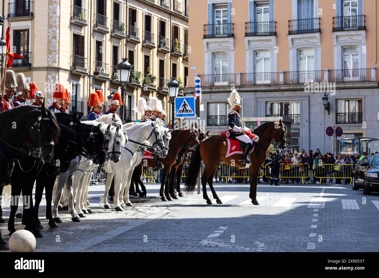 Madrid, Spagna - 8 aprile 2024: Corazzieri della Guardia reale in uniforme tradizionale per le strade di Madrid, Spagna Foto Stock