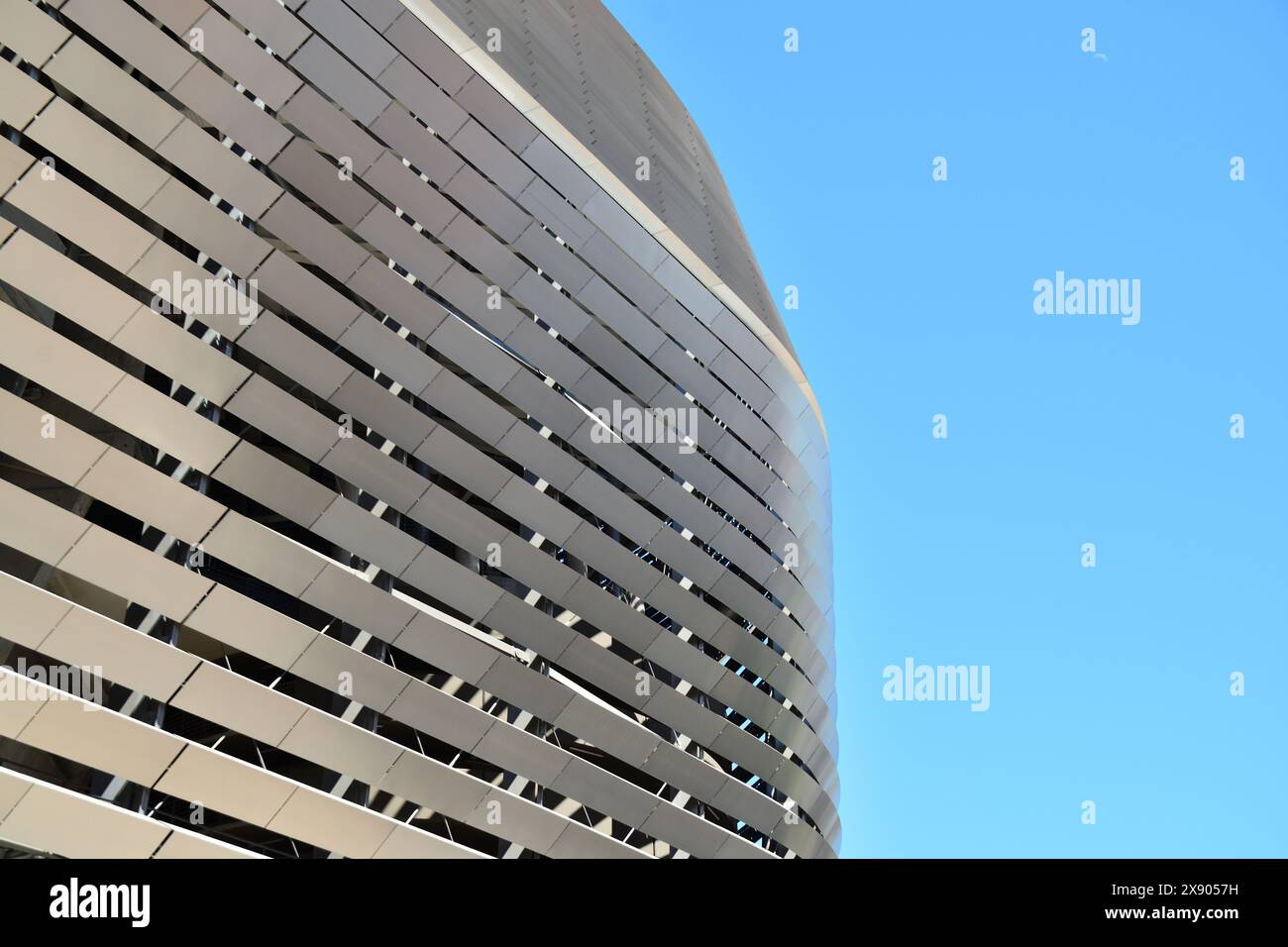 Madrid, Spagna - 13 aprile 2024. Bellissime linee dello stadio Santiago Bernabeu. È stato lo stadio di casa del Real Madrid CF sin dal suo completamento. Foto Stock