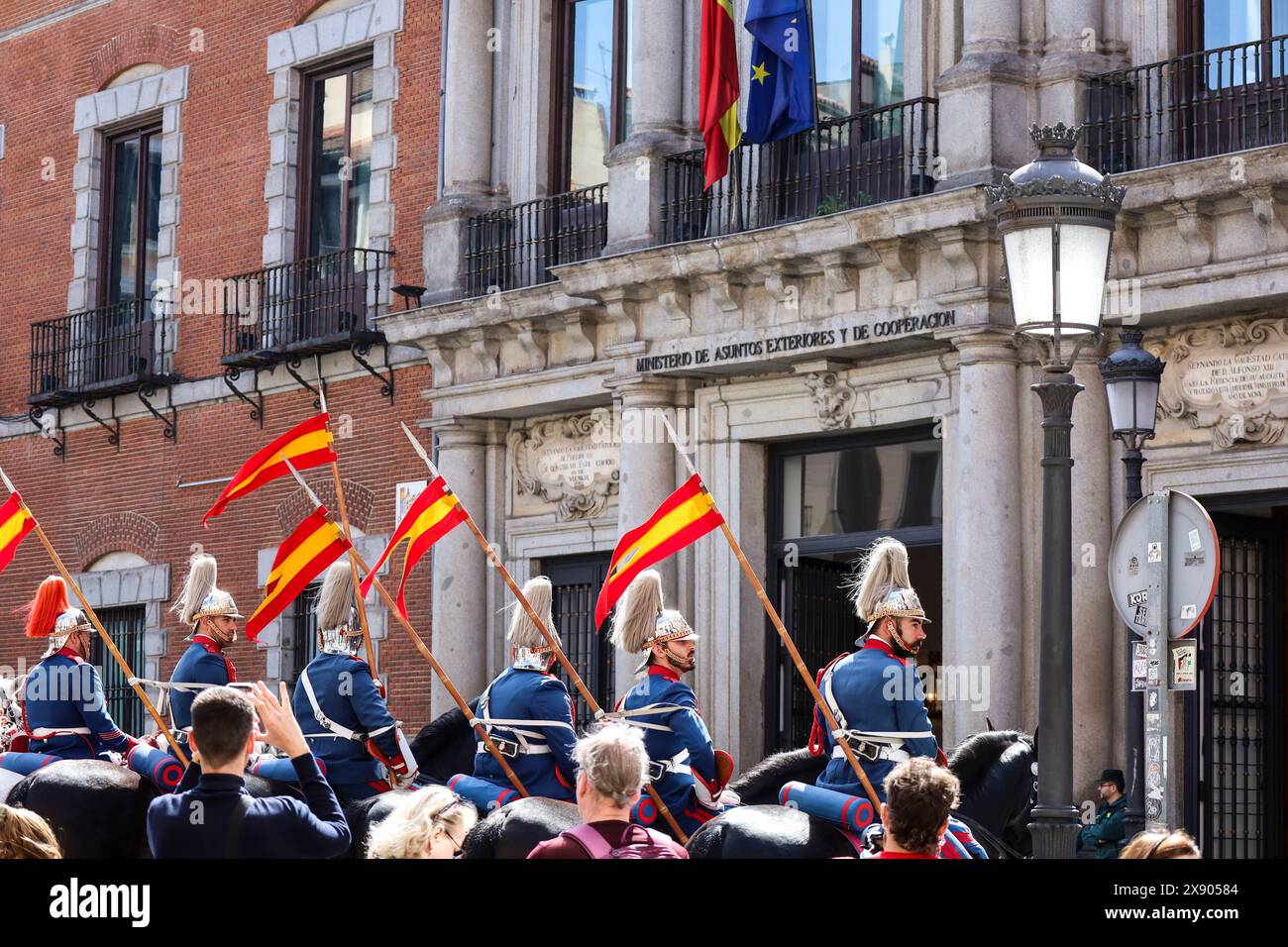 Madrid, Spagna - 8 aprile 2024: Corazzieri della Guardia reale in uniforme tradizionale all'ingresso dell'edificio del Ministero degli affari Esteri a ma Foto Stock
