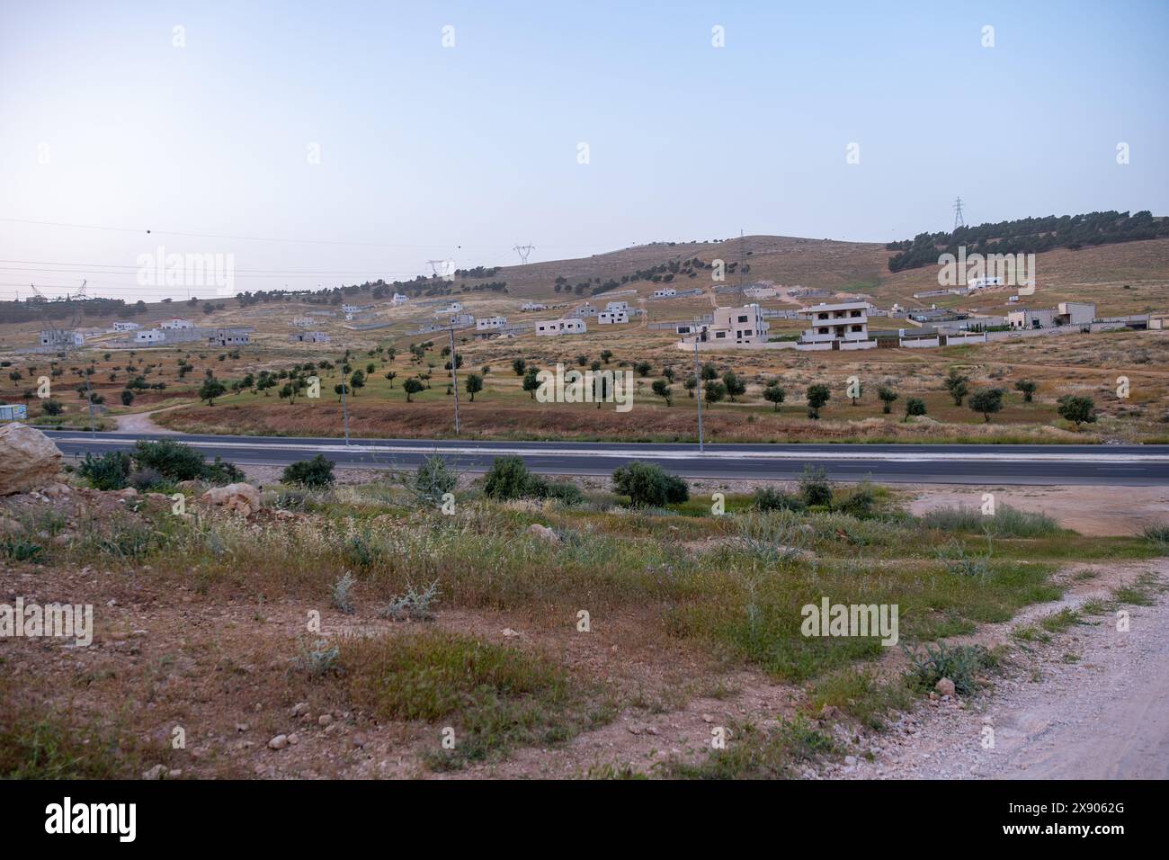 L'agricoltura contro l'espansione degli edifici urbani Foto Stock