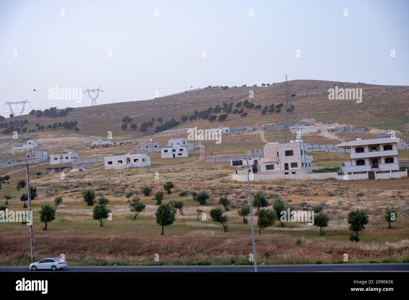 L'agricoltura contro l'espansione degli edifici urbani Foto Stock