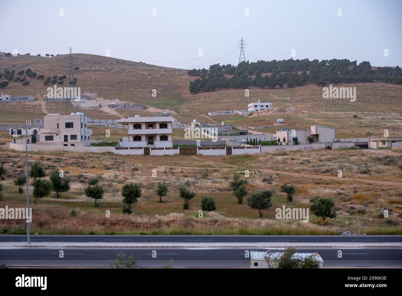 L'agricoltura contro l'espansione degli edifici urbani Foto Stock