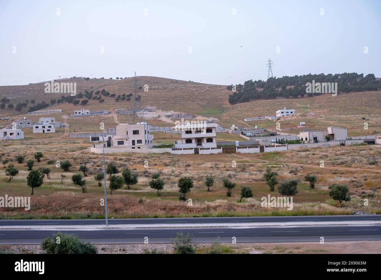 L'agricoltura contro l'espansione degli edifici urbani Foto Stock
