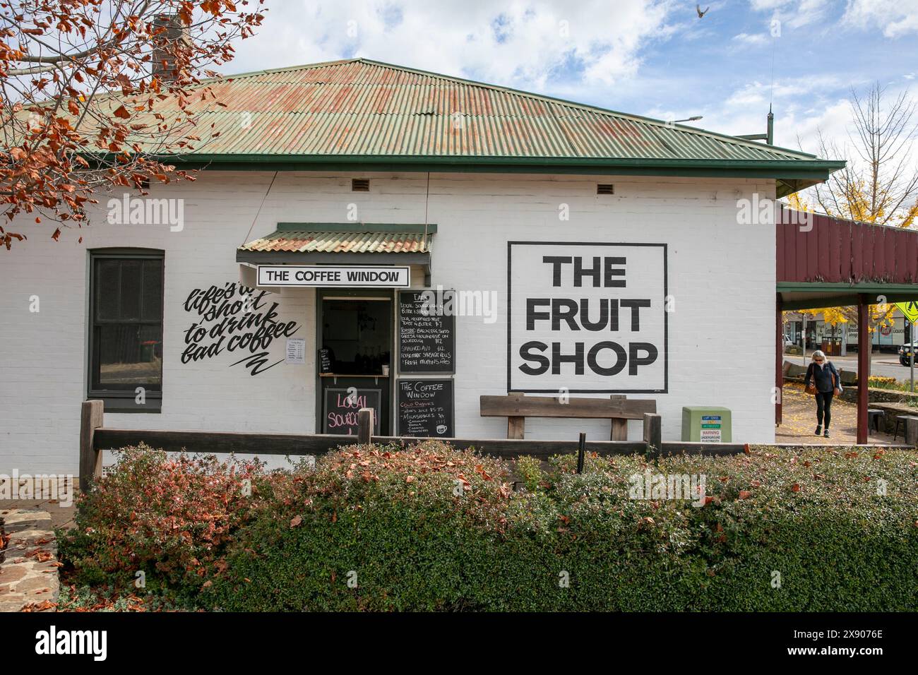 Centro cittadino di Walcha nella regione settentrionale degli Tablelands, negozio di alimentari con vetrina della caffetteria, nuovo Galles del Sud, Australia Foto Stock