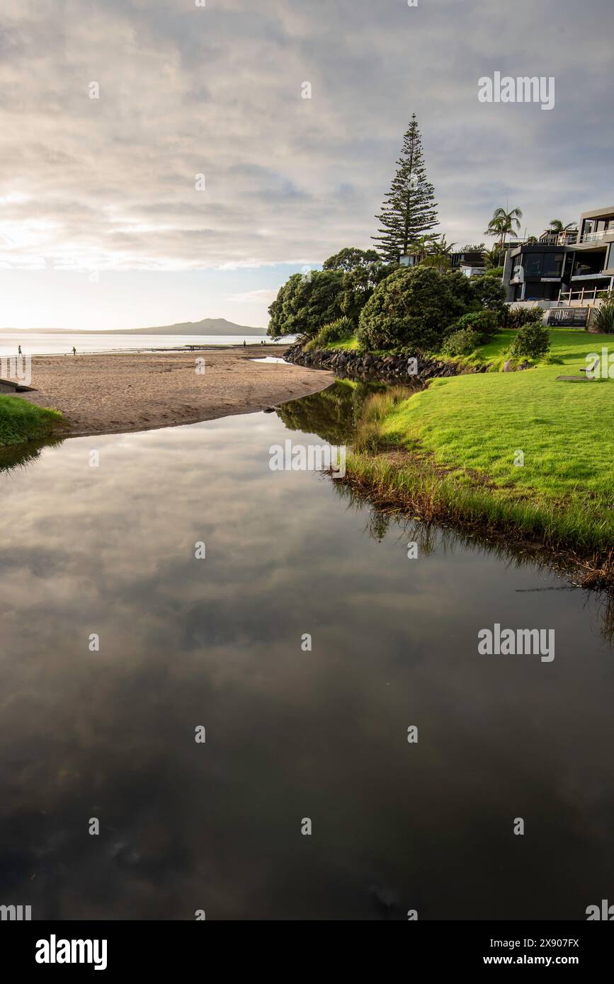 Una laguna naturale d'acqua dolce si snoda verso Mariangi Bay Beach sulla costa orientale dell'Isola del Nord vicino ad Auckland, nuova Zelanda Foto Stock