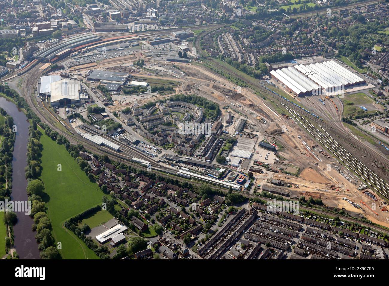 Vista aerea di Leeman Road a York, tra cui il National Railway Museum (edifici in alto a sinistra), nuovi alloggi e industria Foto Stock