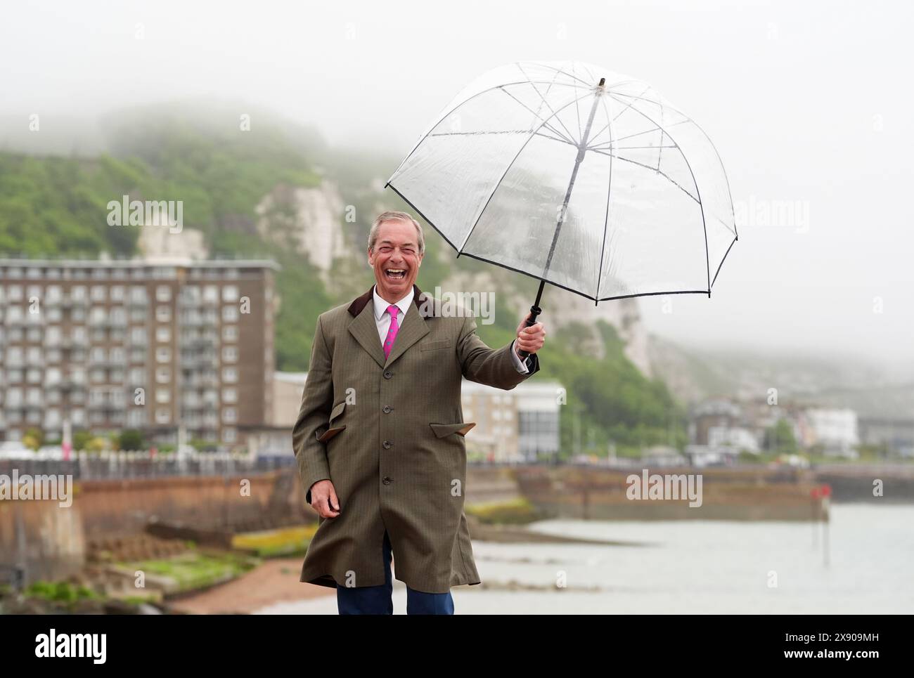 Nigel Farage posa per i fotografi a dover, dopo aver annunciato Howard Cox come candidato per la riforma del Regno Unito a dover, mentre era sul sentiero della campagna elettorale generale. Data foto: Martedì 28 maggio 2024. Foto Stock