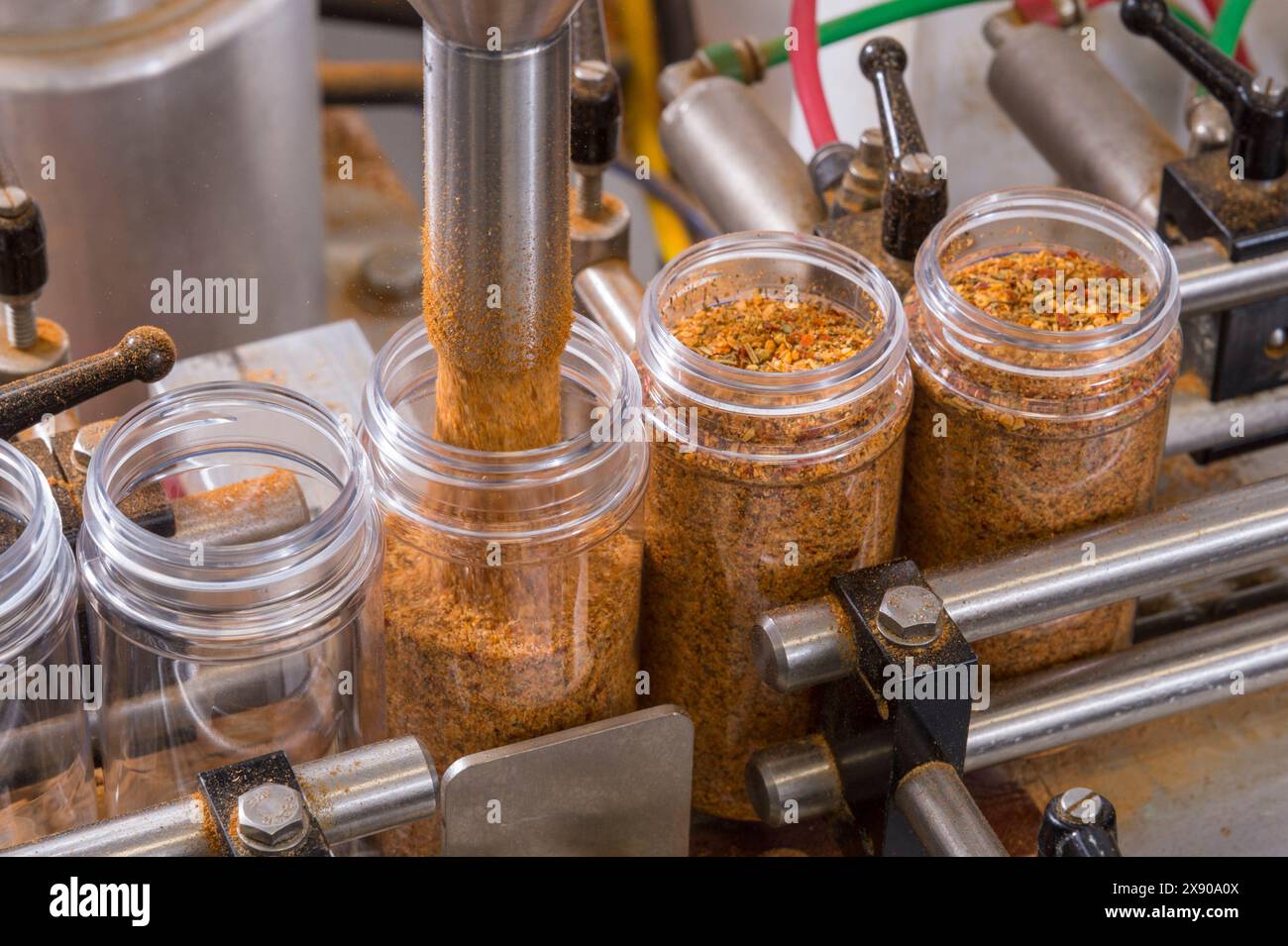 Barattoli riempiti di spezie sulla linea di assemblaggio automatizzata, Pennsylvania, Stati Uniti Foto Stock