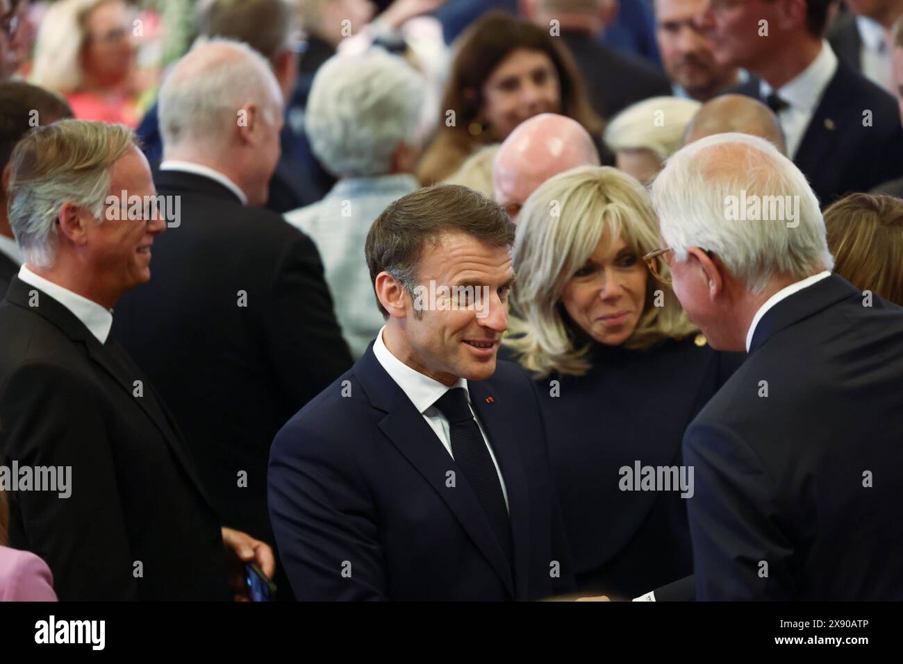 28 maggio 2024, Renania settentrionale-Vestfalia, Münster: Emmanuel Macron, Presidente della Francia, cammina con Brigitte Macron, moglie del Presidente della Francia, attraverso la sala da ballo dello storico municipio di Münster dopo aver ricevuto il Premio Internazionale per la Pace di Vestfalia. Il presidente francese Macron e sua moglie sono in visita di Stato di tre giorni in Germania su invito del presidente federale Steinmeier. Foto: Rolf Vennenbernd/dpa Foto Stock