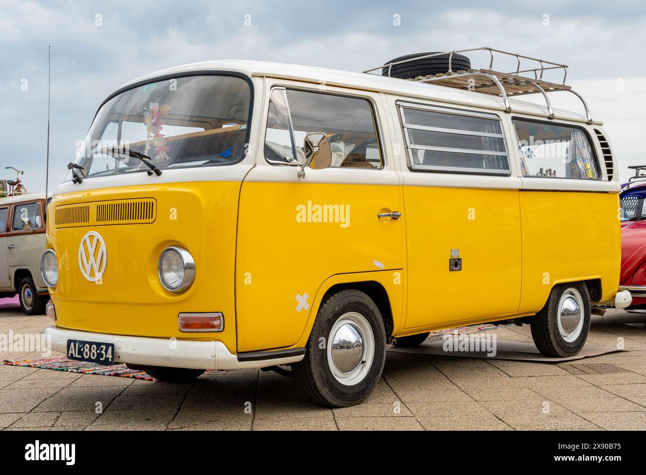 Scheveningen, Paesi Bassi, 26.05.2024, Vintage, giallo Volkswagen kombi dal 1968 al salone delle auto d'epoca raffreddate ad aria Foto Stock