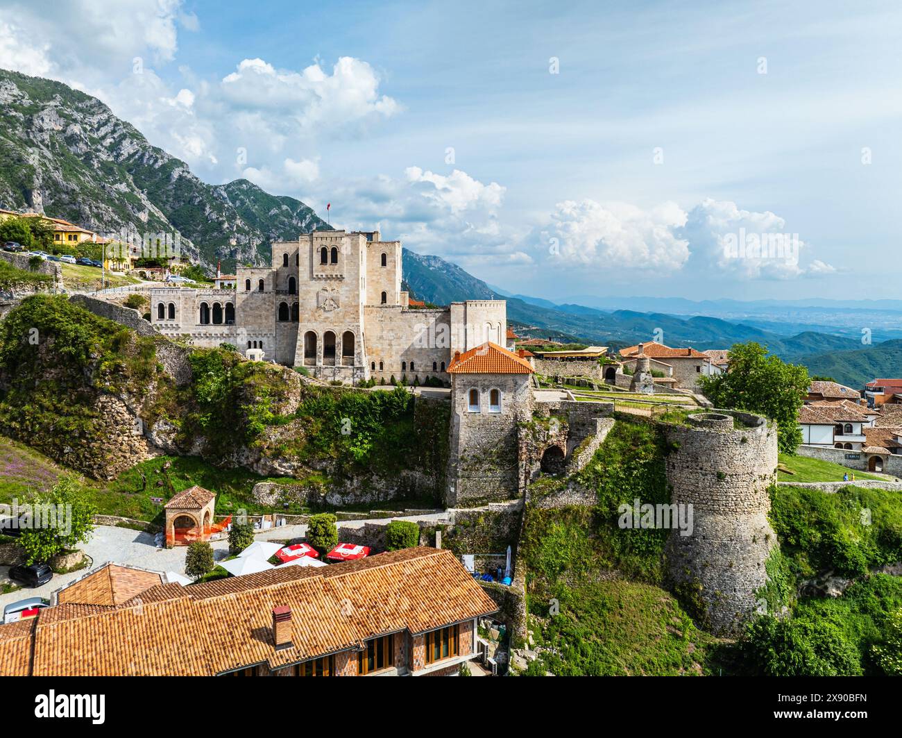 Kruje e il monte Kruje da un drone, fiume Ishem, Albania Foto Stock