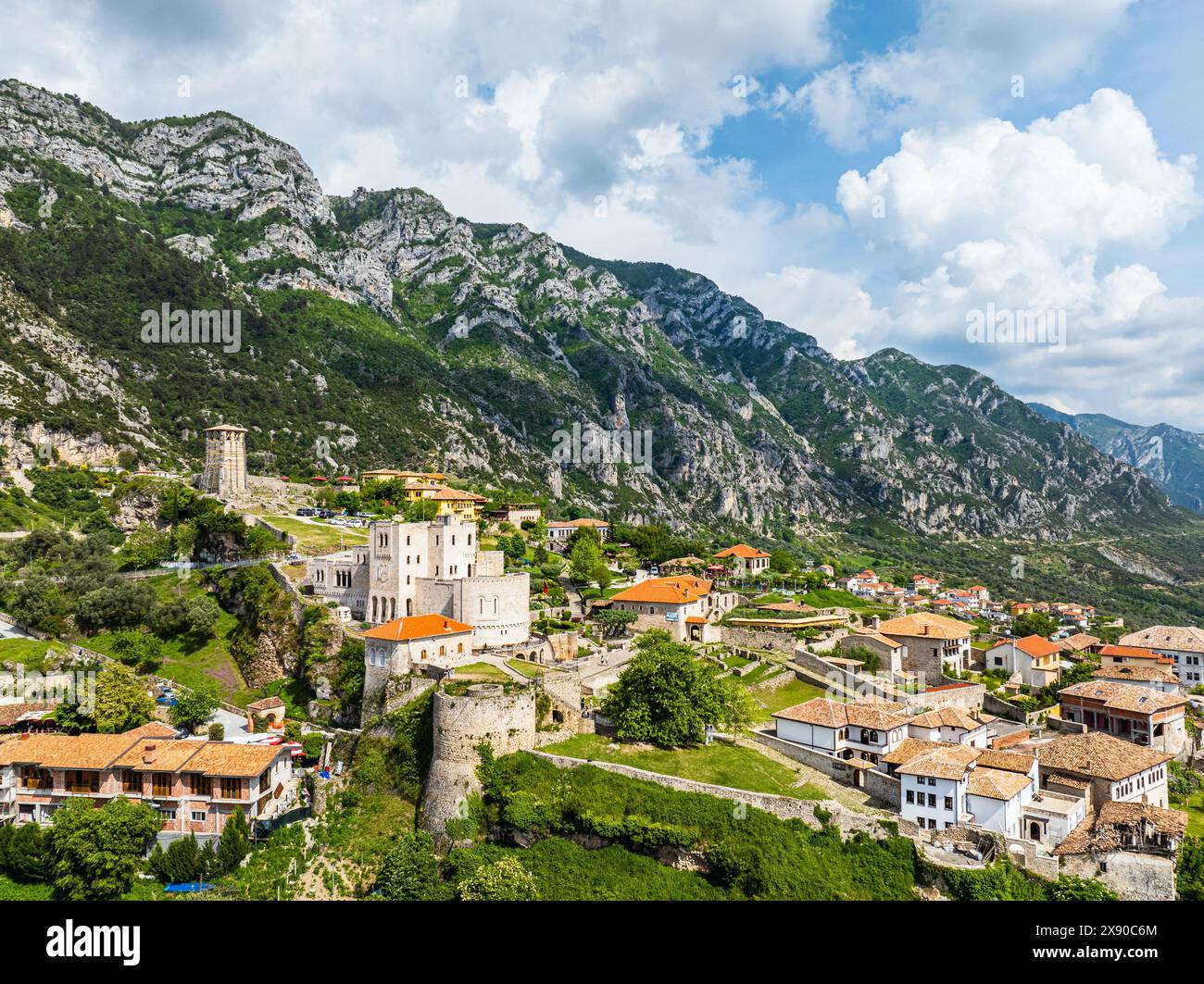 Kruje e il monte Kruje da un drone, fiume Ishem, Albania Foto Stock