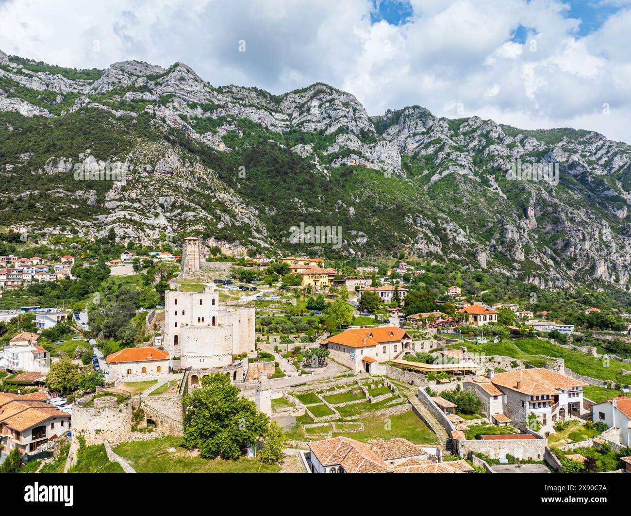 Kruje e il monte Kruje da un drone, fiume Ishem, Albania Foto Stock