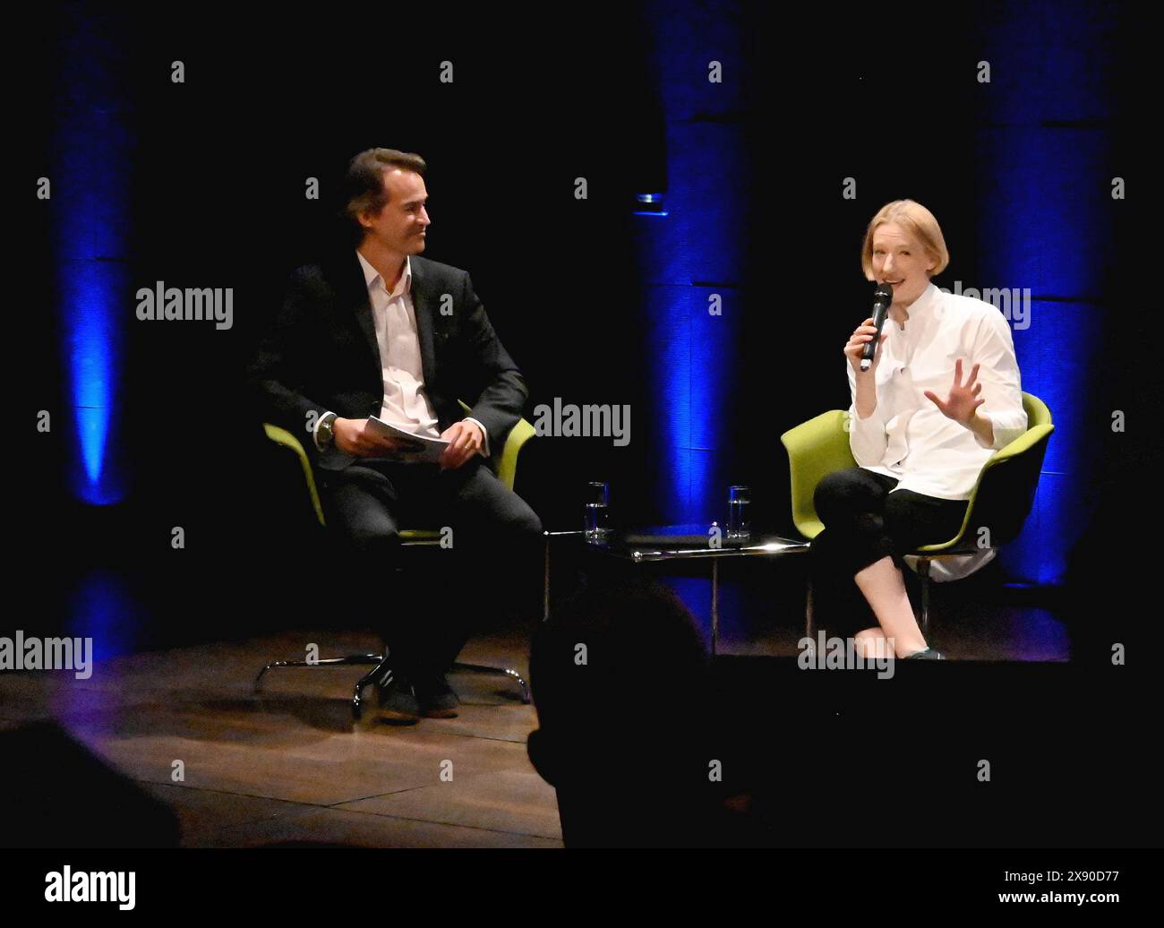 Berlino, Germania. 28 maggio 2024. Konzerthaus direttore Sebastian Nordmann in conversazione con il direttore principale Joana Mallwitz. Crediti: Alina Schmidt/dpa/Alamy Live News Foto Stock