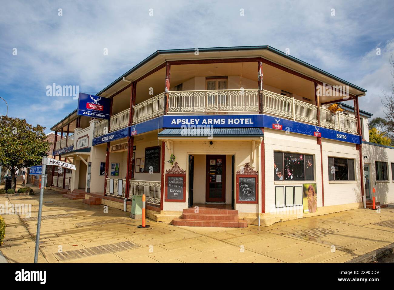 Pub australiano, pub e pub dell'Apsley Arms Hotel nel centro di Walcha, nuovo Galles del Sud regionale, Australia Foto Stock