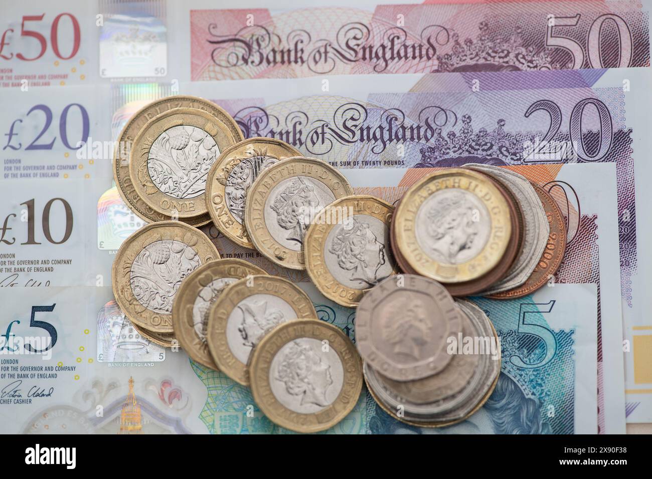 Banconote e monete da Sterling. Sempre più persone utilizzano carte di credito e debito per comodità piuttosto che contanti. Crediti: Maureen McLean/Alamy Foto Stock