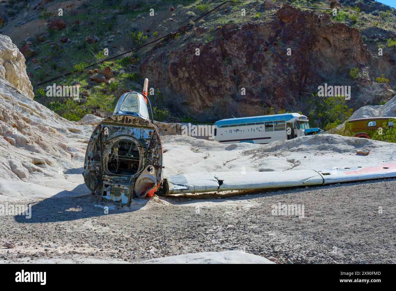 Nelson, Nevada - 15 aprile 2024: Un aereo abbandonato della US Navy si schiantò sui terreni rocciosi del selvaggio West Foto Stock