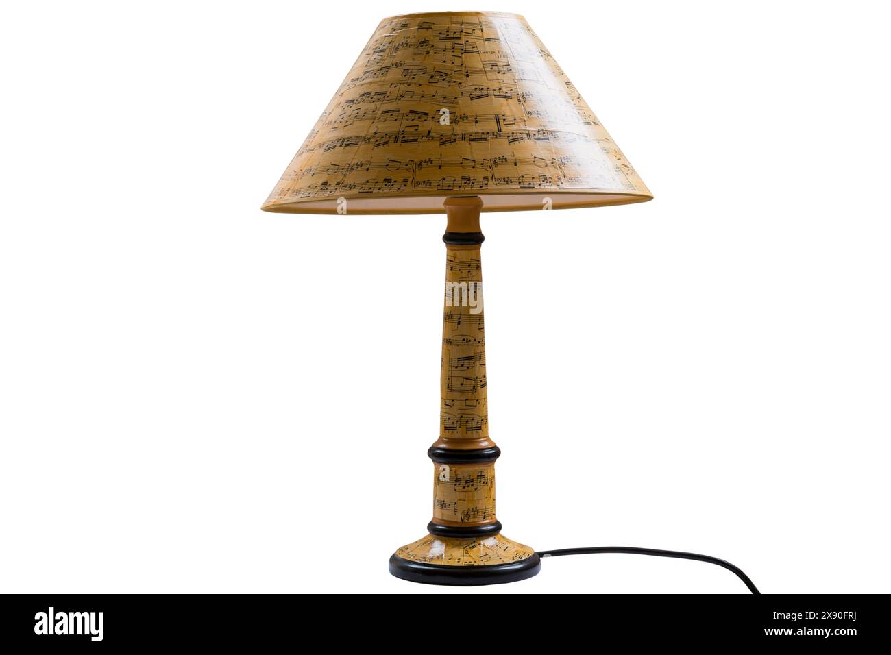 lampada a tema musicale con paralume decorato con spartiti su sfondo bianco Foto Stock