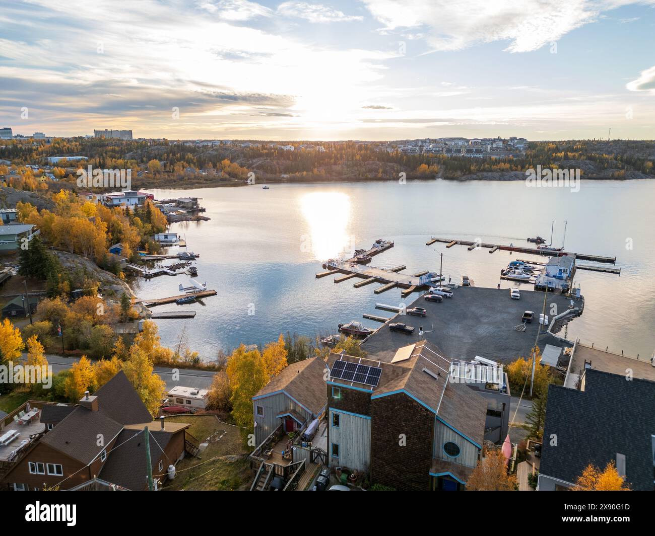 Vista aerea della baia di Yellowknife e della città vecchia in autunno. Yellowknife, Great Slave Lake, Northwest Territories, Canada. Foto Stock