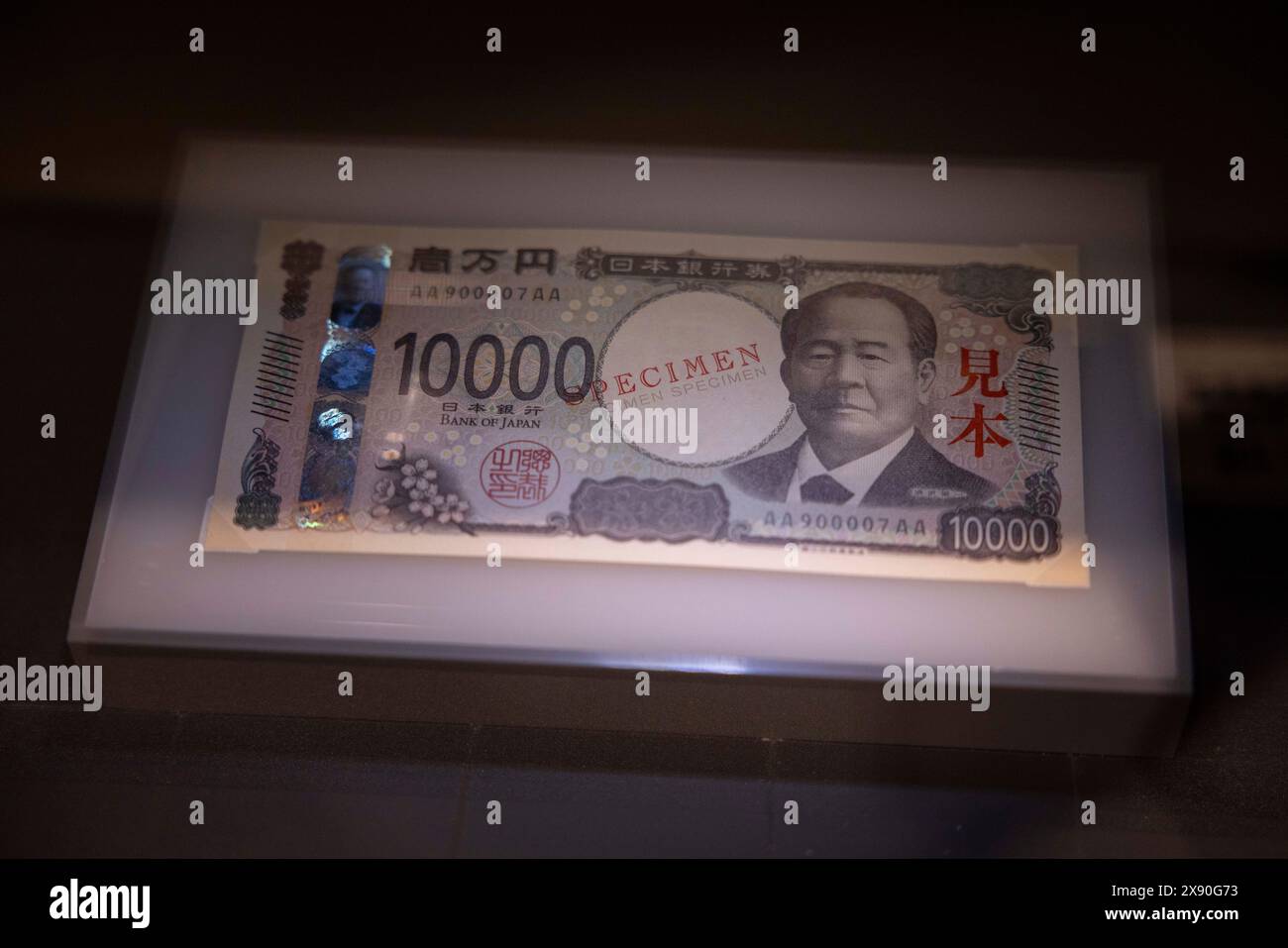 Nuova banconota giapponese da 10,000 Yen in mostra all'interno del Museo della valuta dell'Istituto per gli studi monetari ed economici della Banca del Giappone. Le nuove banconote inizieranno a circolare dal 3 luglio 2024. È la prima riprogettazione da 20 anni. L'uomo sulla banconota è Shibusawa Eiichi. È stato un imprenditore e un imprenditore coinvolto nella fondazione di circa 500 aziende e organizzazioni economiche. Shibusawa Eiichi si sforzò di migliorare la società attraverso contributi all'istruzione, al benessere sociale e alla diplomazia del settore privato. (Foto di Stanislav Kogiku / SOPA Images/Sipa USA) Foto Stock