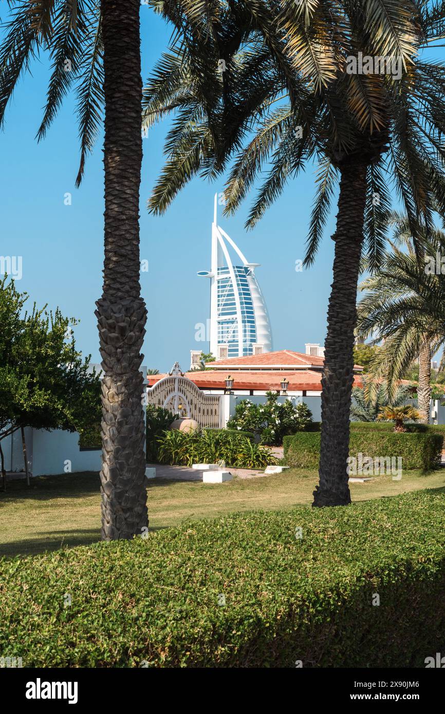 Dubai, Emirati Arabi Uniti - 6 gennaio 2024: In mezzo alla vivace città, un tranquillo cortile con palme offre tregua e riflessione. Foto Stock