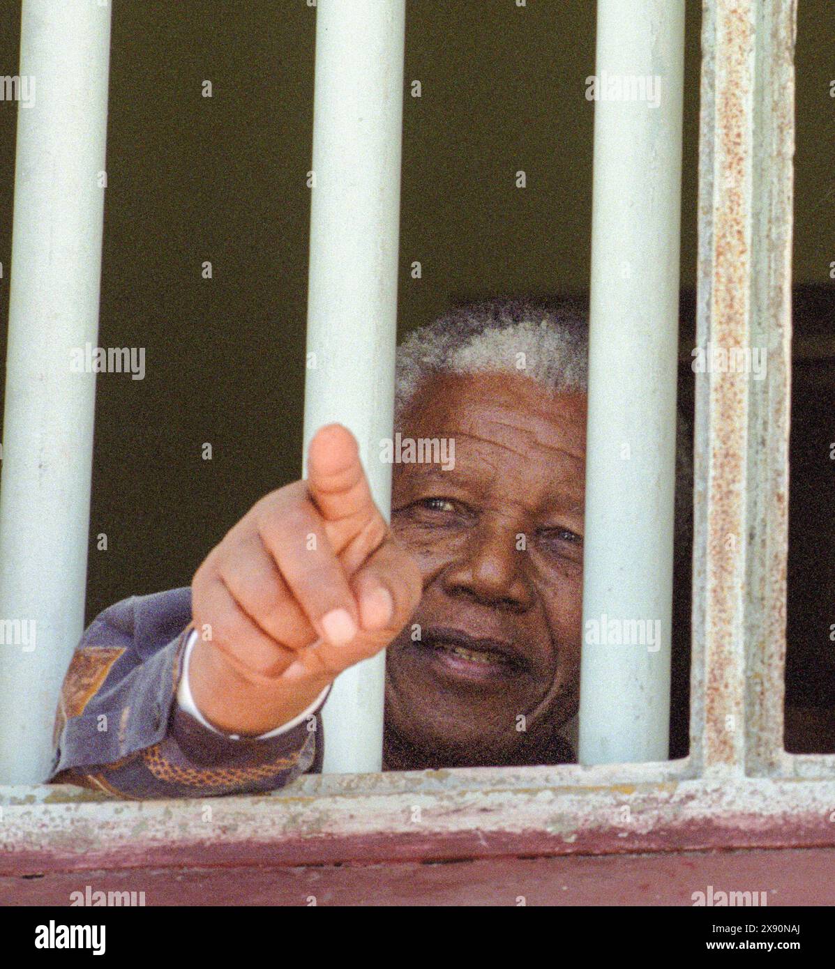 28 novembre 2003, Robben Island - Nelson Mandela sottolinea dalla sua finestra di blocco della cella della prigione. Foto di Eric Miller / african.Pictures Foto Stock