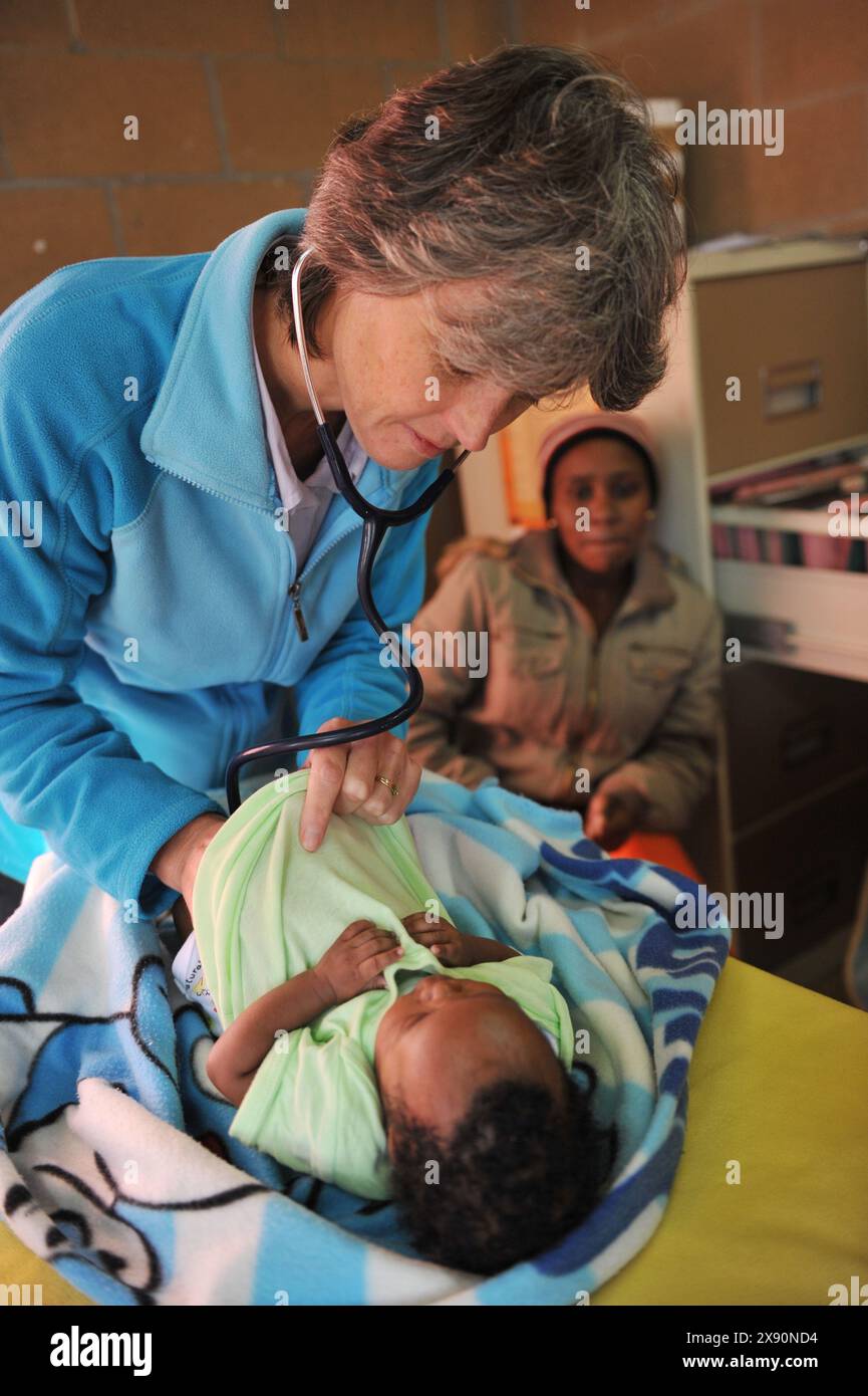 22 agosto 2012, Sud Africa, città del Capo, Khayelitsha - Philani Child Health & Nutrition Project Un medico frequenta una donna e un bambino in una delle cliniche mediche della comunità gestite da Philani. Credito fotografico: Eric Miller / african.Pictures Foto Stock